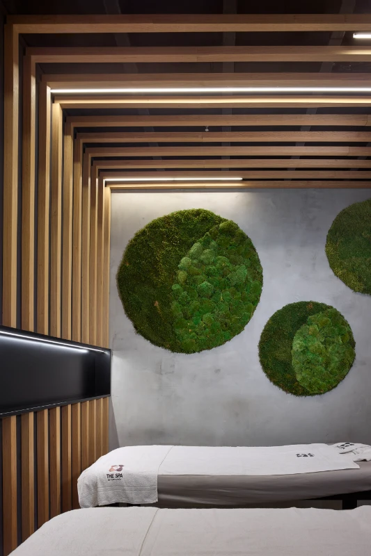 Interiér The SPA by Nailounge — drevené lamely a machová stena